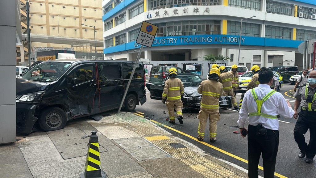 交通意外再現！九龍灣客貨車衝上行人路 認真影響安全