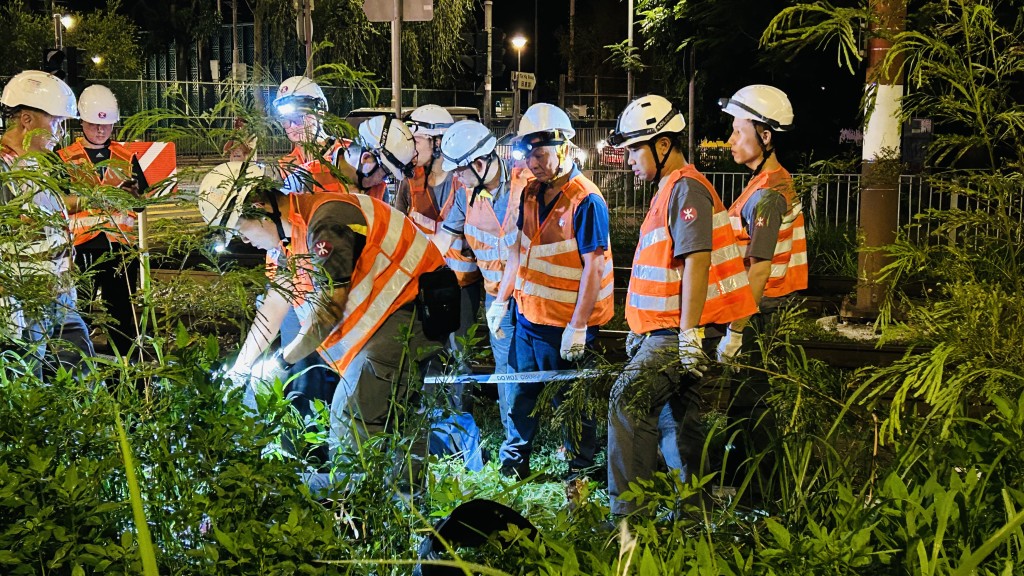 交通意外驚魂！私家車失控衝入輕鐵路軌，一人受重傷昏迷