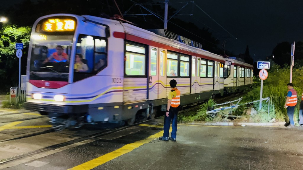 交通意外驚魂！私家車失控衝入輕鐵路軌，一人受重傷昏迷