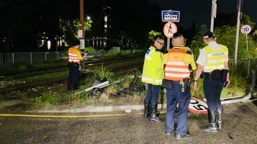 交通意外驚魂！私家車失控衝入輕鐵路軌，一人受重傷昏迷