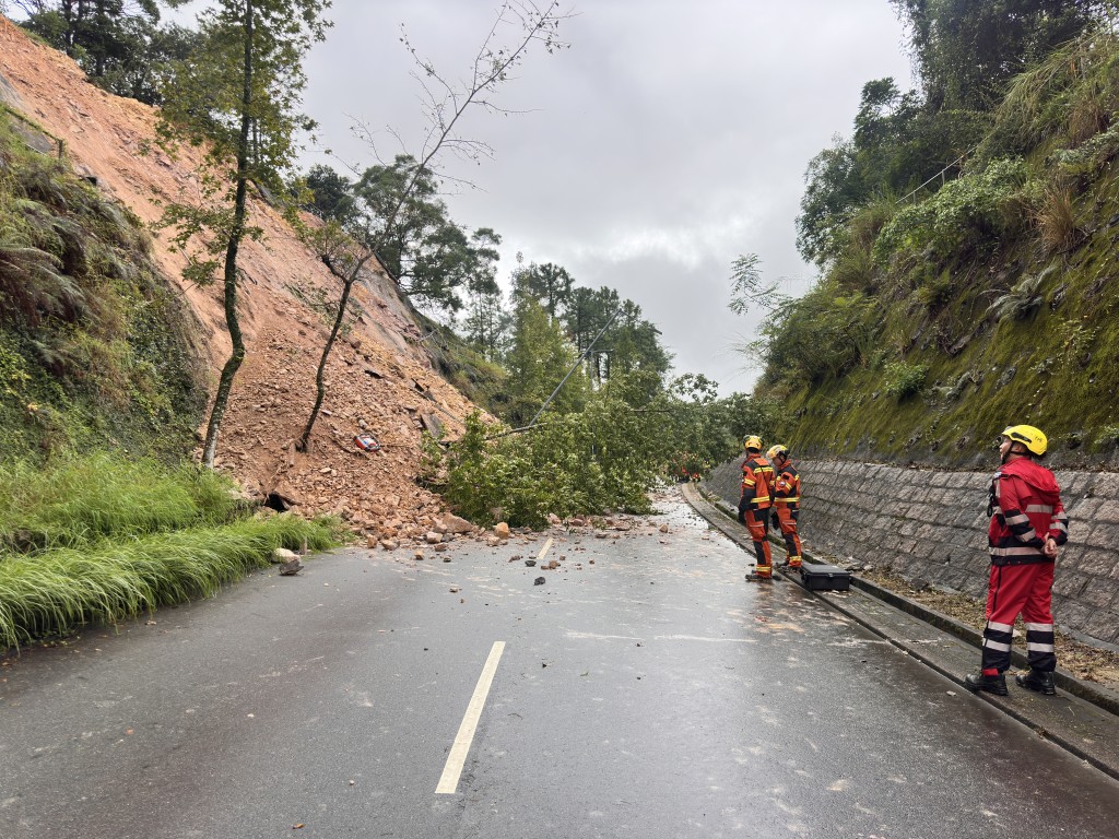 熱帶氣旋「摩羯」影響港城 交通受阻引發山泥傾瀉