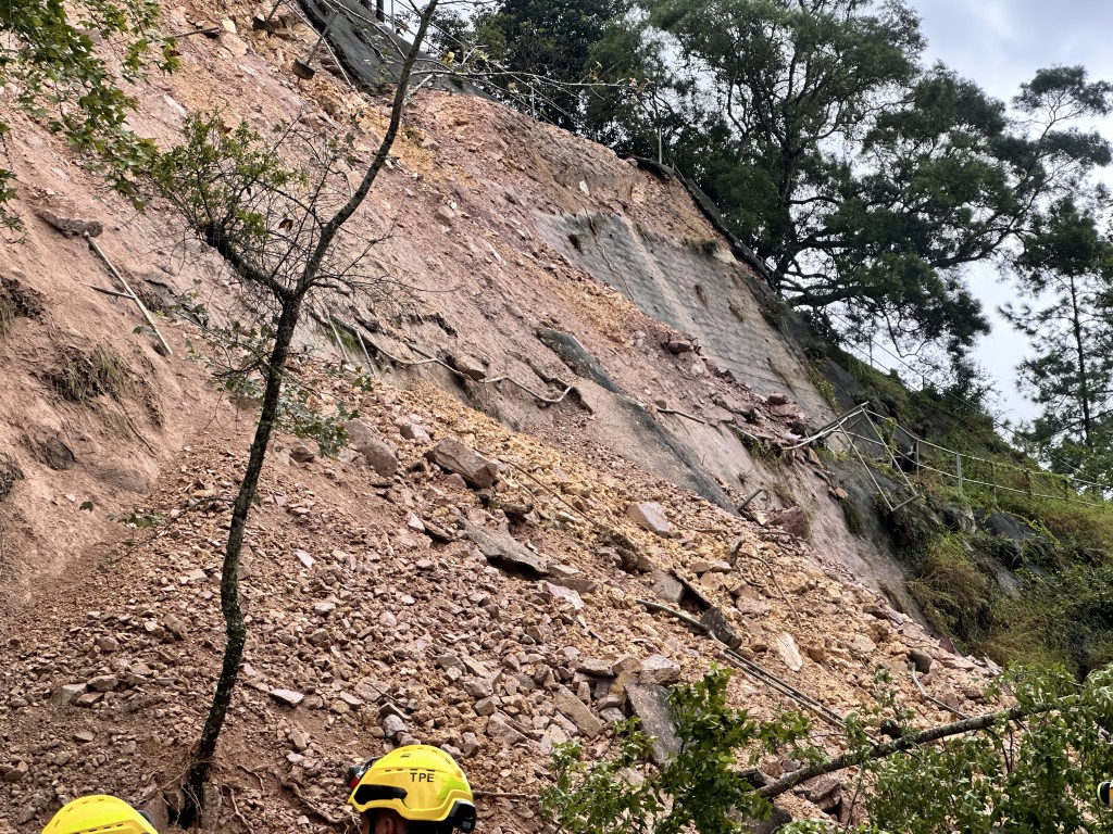 熱帶氣旋「摩羯」影響港城 交通受阻引發山泥傾瀉