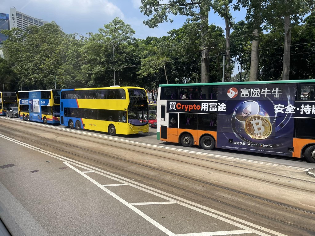 城巴與電車相撞，造成一人輕傷