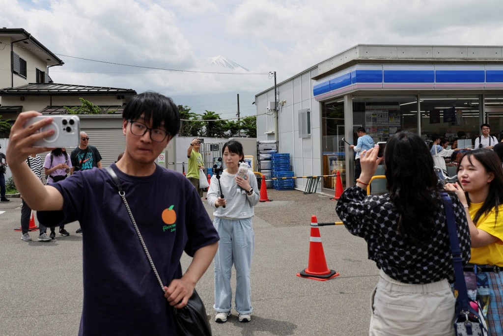 富士山封山後仍有遊客違規攀登，引發安全隱患