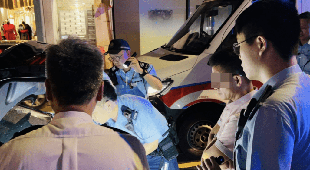 三車連環碰撞　醉男駕寶馬撞的士再撞警車