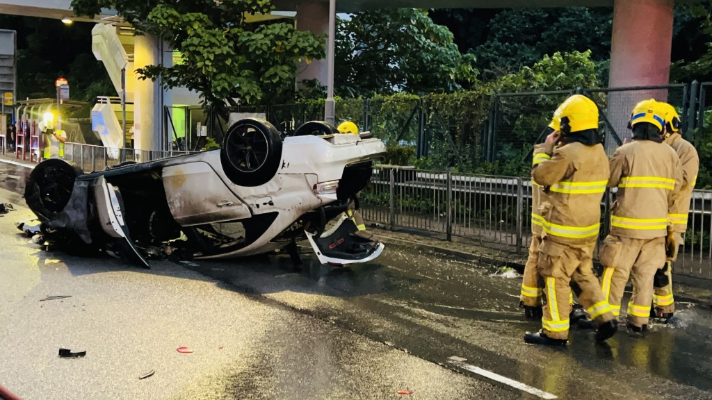 青衣西路交通意外造成私家車翻覆及起火，緊急救援迅速到場