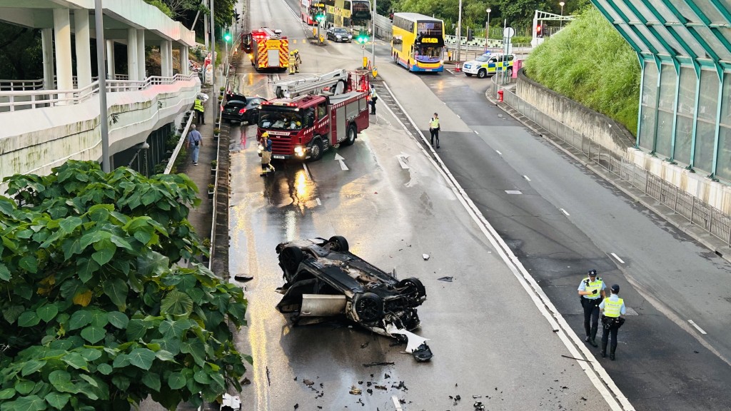 青衣西路交通意外造成私家車翻覆及起火，緊急救援迅速到場