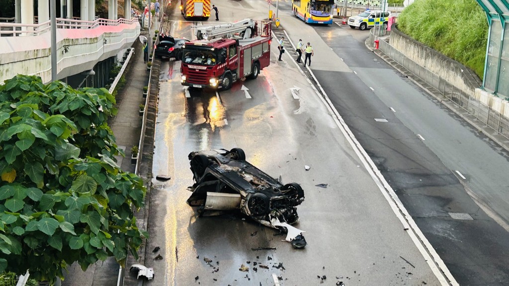 青衣西路交通意外造成私家車翻覆及起火，緊急救援迅速到場