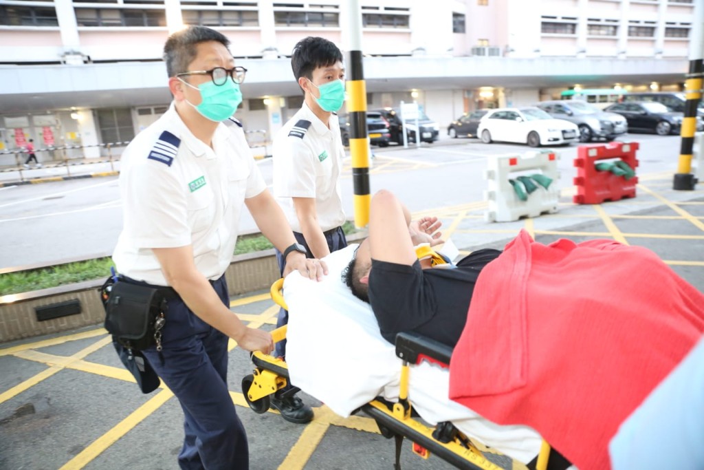 青衣西路交通意外造成私家車翻覆及起火，緊急救援迅速到場