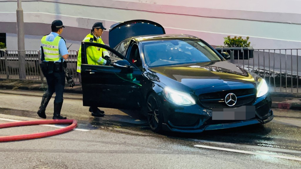 青衣西路交通意外造成私家車翻覆及起火，緊急救援迅速到場