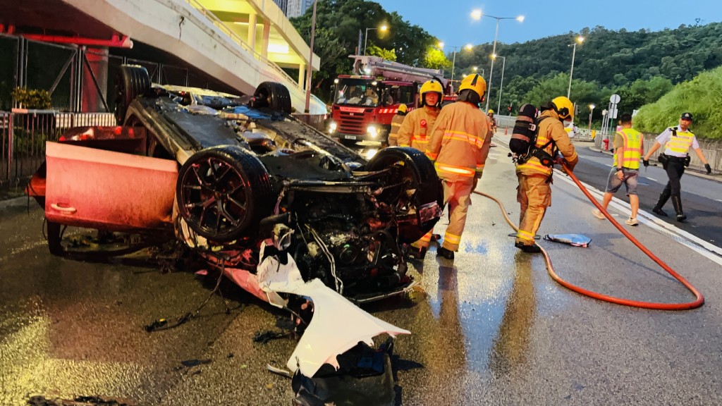 青衣西路交通意外造成私家車翻覆及起火，緊急救援迅速到場