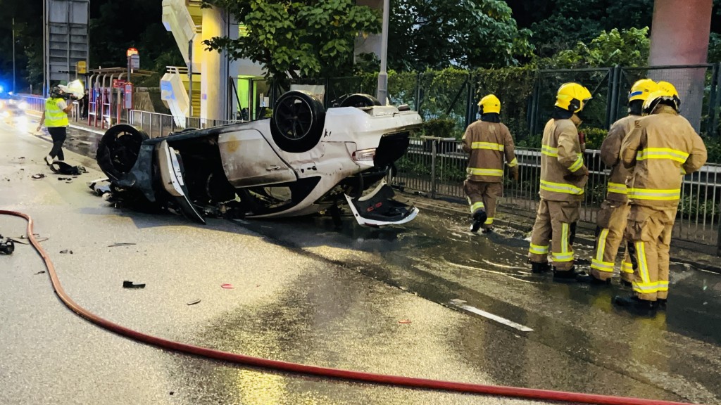 青衣西路交通意外造成私家車翻覆及起火，緊急救援迅速到場