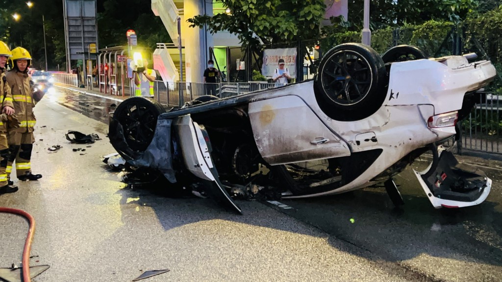 青衣西路交通意外造成私家車翻覆及起火，緊急救援迅速到場