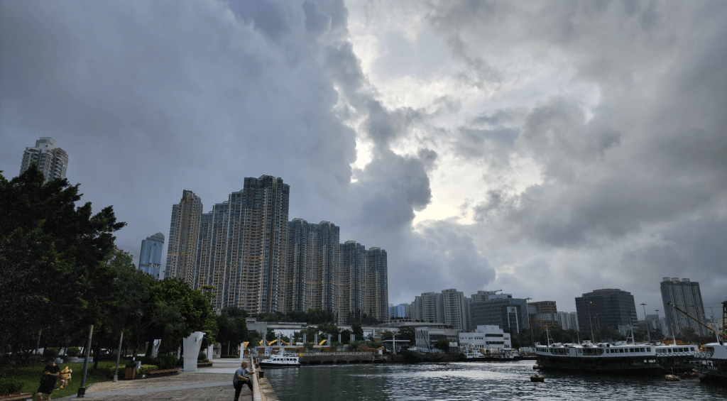 熱帶氣旋摩羯正逐漸遠離香港，帶來劇烈的天氣變化