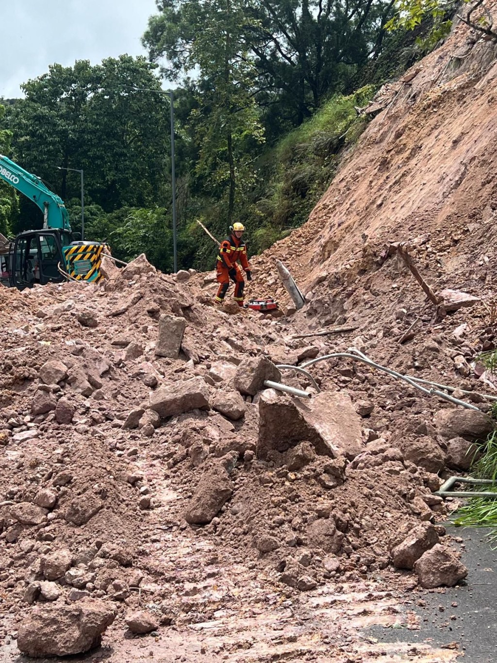 熱帶氣旋襲擊：新娘潭路山泥傾瀉 交通路況受重創