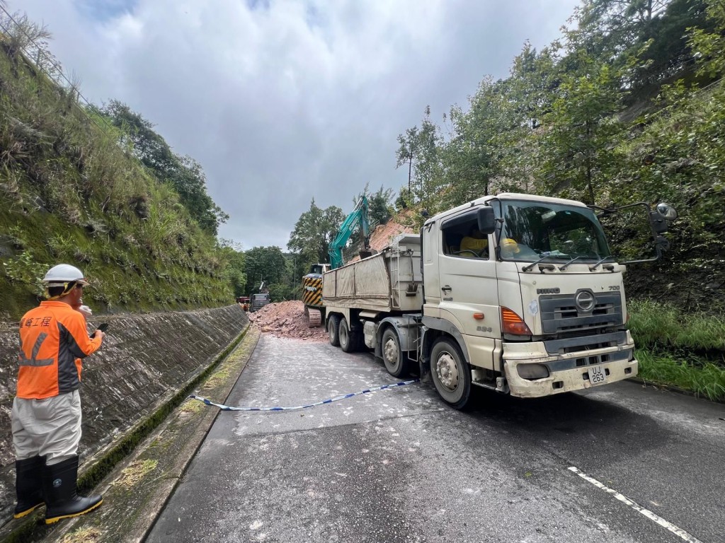 熱帶氣旋襲擊：新娘潭路山泥傾瀉 交通路況受重創