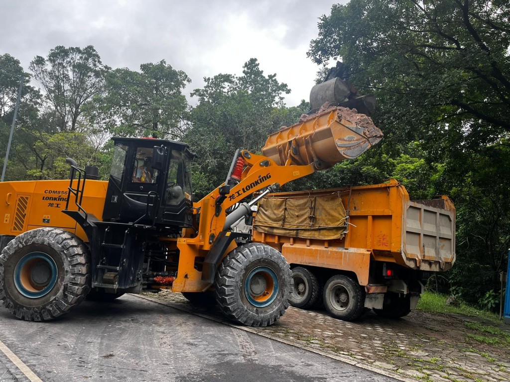 熱帶氣旋襲擊：新娘潭路山泥傾瀉 交通路況受重創