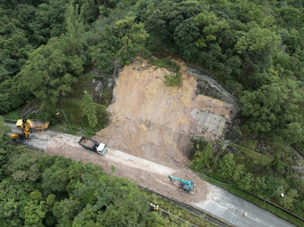 熱帶氣旋襲擊：新娘潭路山泥傾瀉 交通路況受重創