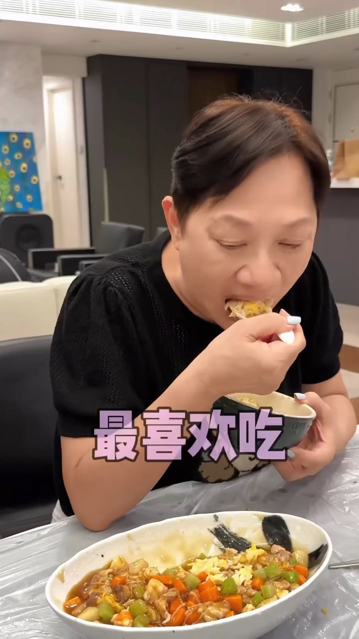 王祖藍親自下廚，為母親烹製福建炒飯！