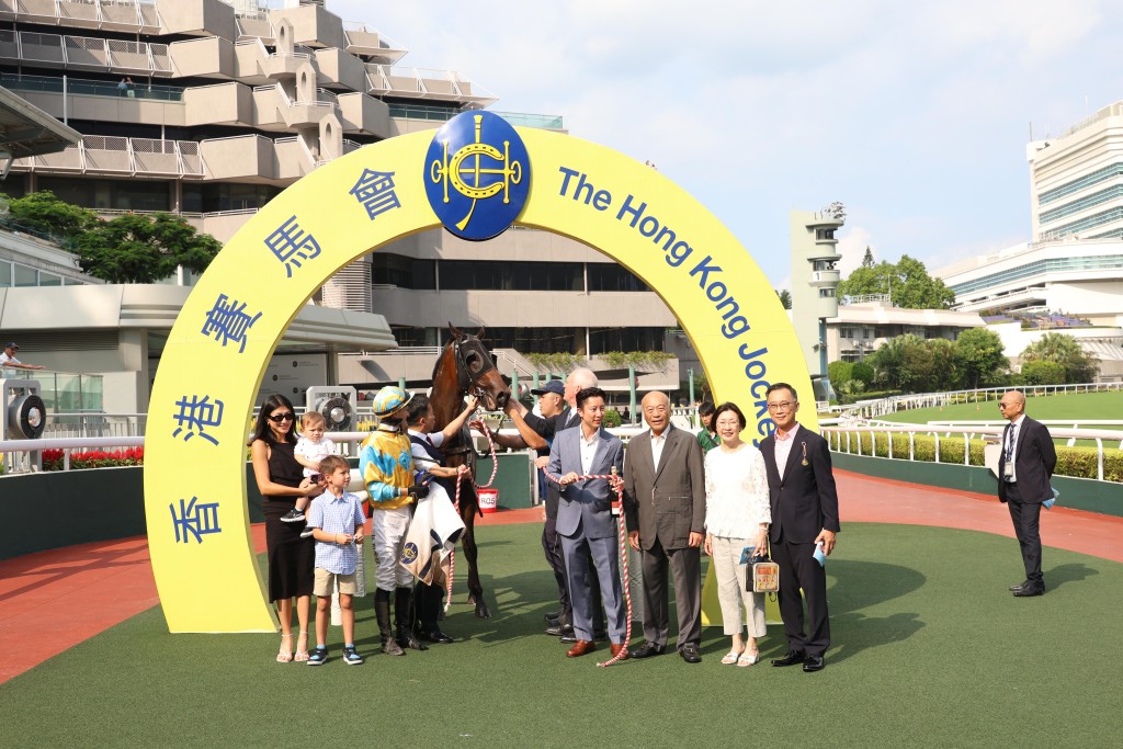 朱晨麗與富二代男友伴馬拉頭馬 現場「見家長」引關注