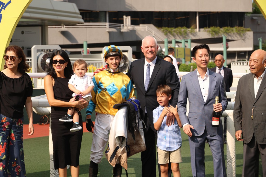 朱晨麗與富二代男友伴馬拉頭馬 現場「見家長」引關注