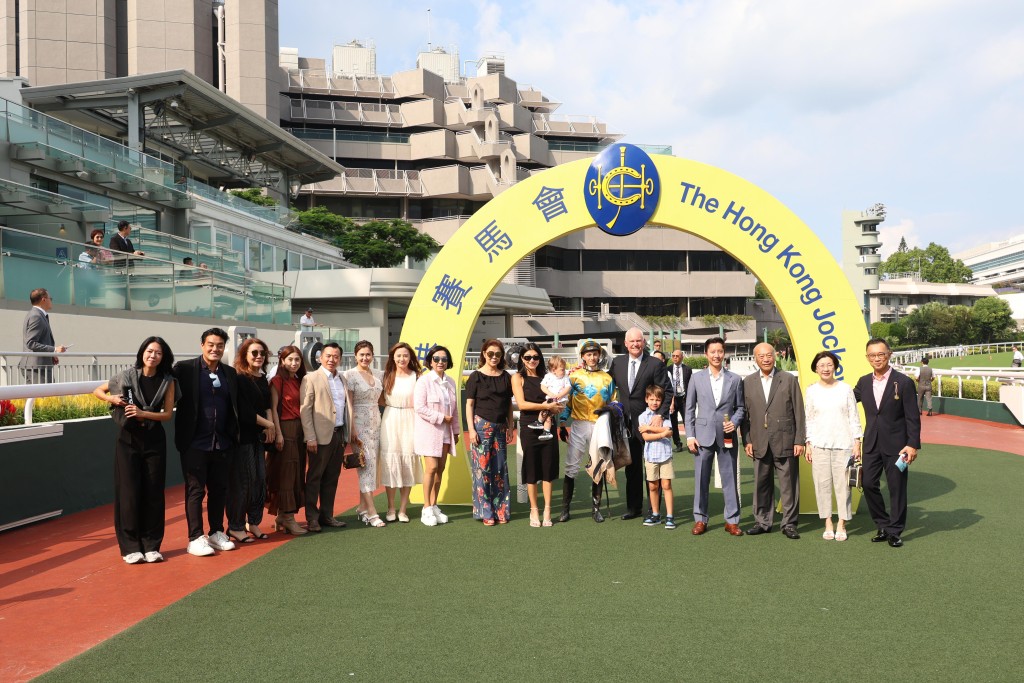 朱晨麗與富二代男友伴馬拉頭馬 現場「見家長」引關注